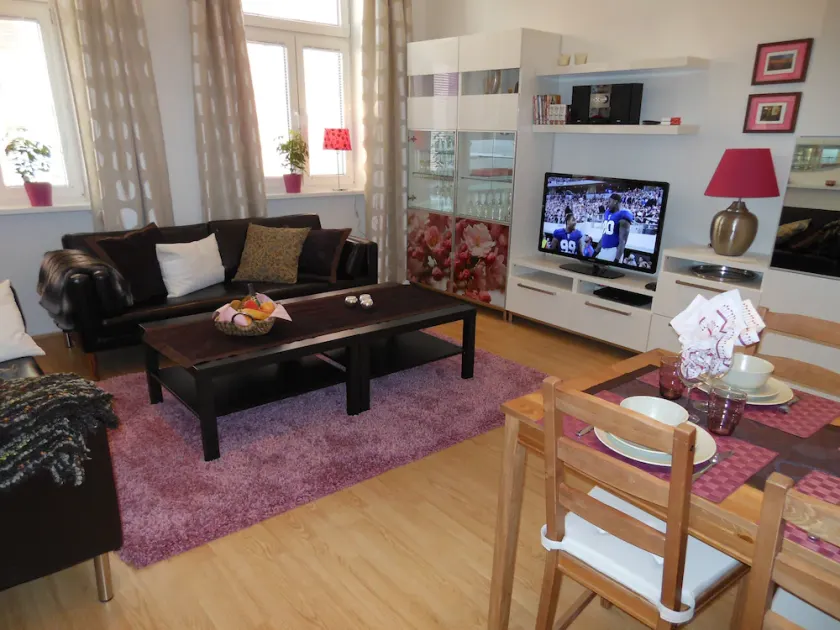 2bedroom Family Home, Air-Conditioning, Cable TV, Wifi, Metro - Image 1