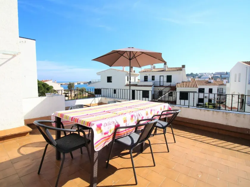 Penthouse lumineux près de la plage avec 2 terrasses, BBQ, et parking – WiFi saisonnier inclus - Image 1