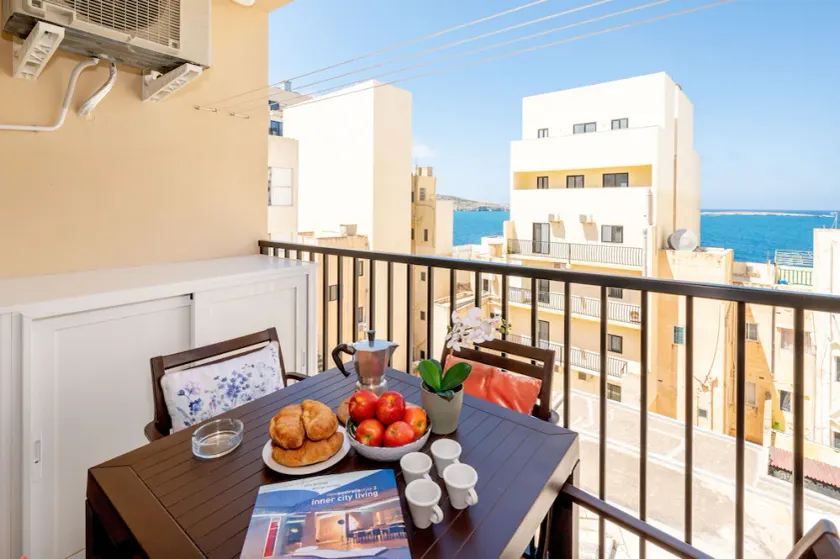 Charmant appartement de vacances avec terrasse | Vue ville - Image 1