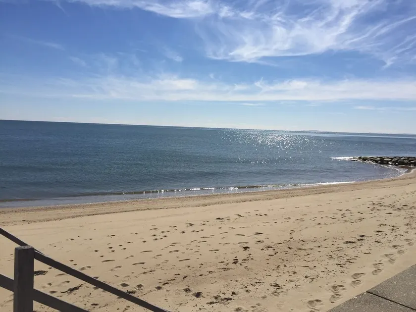 Rymligt, familjevänligt hem med deeded Popponesset Beach Rights - Image 1