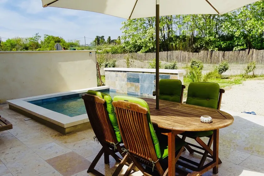 Small \"Coup de Coeur\" villa in Provence at the foot of the Luberon mountains - Image 1