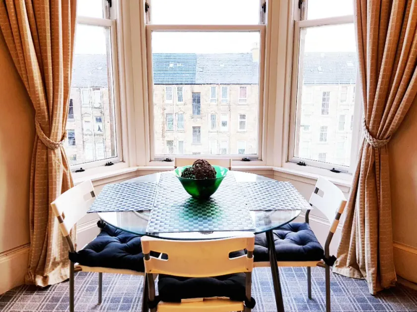 Cozy Coastal Apartment In Historic Port Glasgow - Image 1