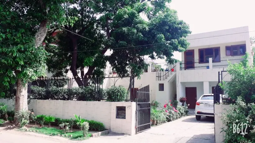 Fabulous Large Row House in best location - Image 1
