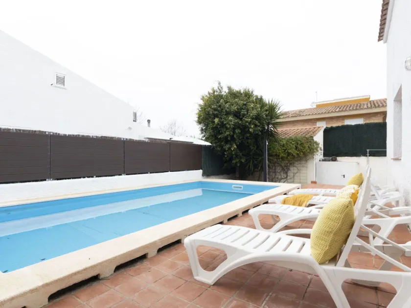 Stunning private villa for 9 people with WIFI, private pool, A/C, TV, patio and pets allowed - Image 1