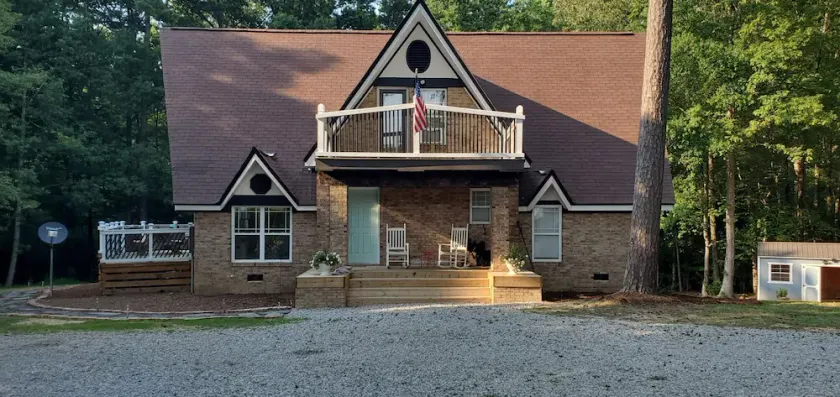Little Piece of Paradise, Kerr Lake, Private Dock and Pickleball court! - Image 1