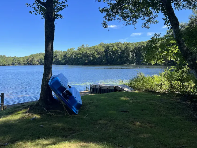 Waterfront on Lake!  6 bd, 2 bth.  Central Air.  Huge Deck.  Paddle boat! - Image 1
