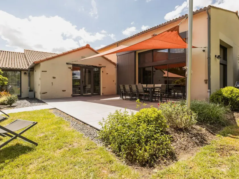 Luxuriöser Landsitz nahe Nantes mit Innenpool und familienfreundlichen Annehmlichkeiten - Image 1