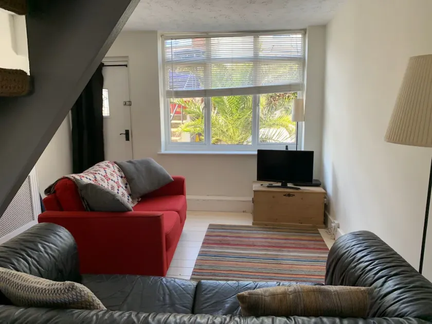 Two minutes from beach. Cosy pet-friendly cottage in cool location with garden. - Image 1