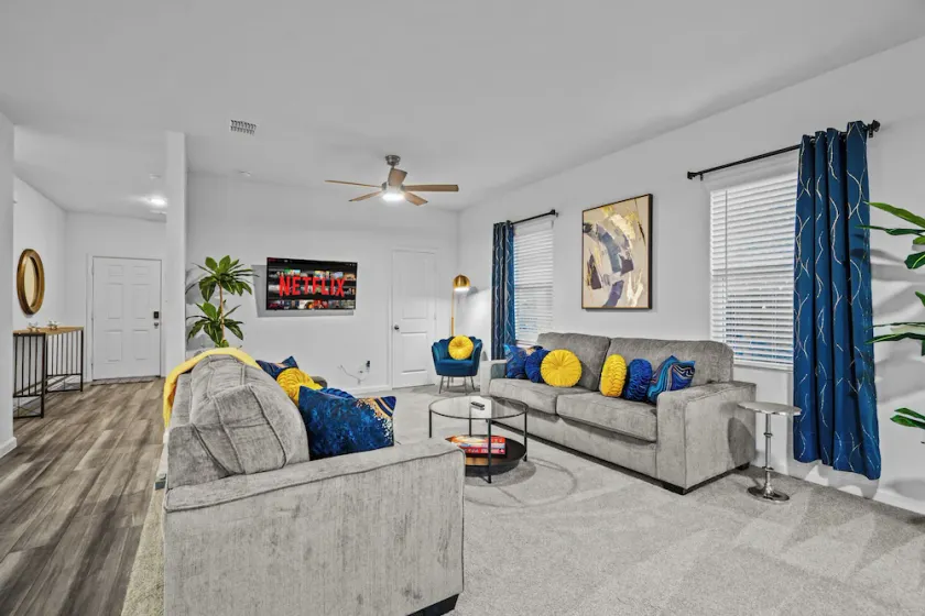 Crew Stay: Sleeps 10, Wi-Fi, Parking, Big Backyard - Image 1