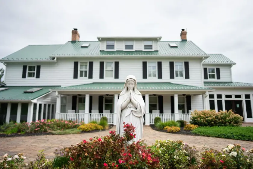 Charming Farmhouse Retreat: Historic Inn Farm Stay - Image 1
