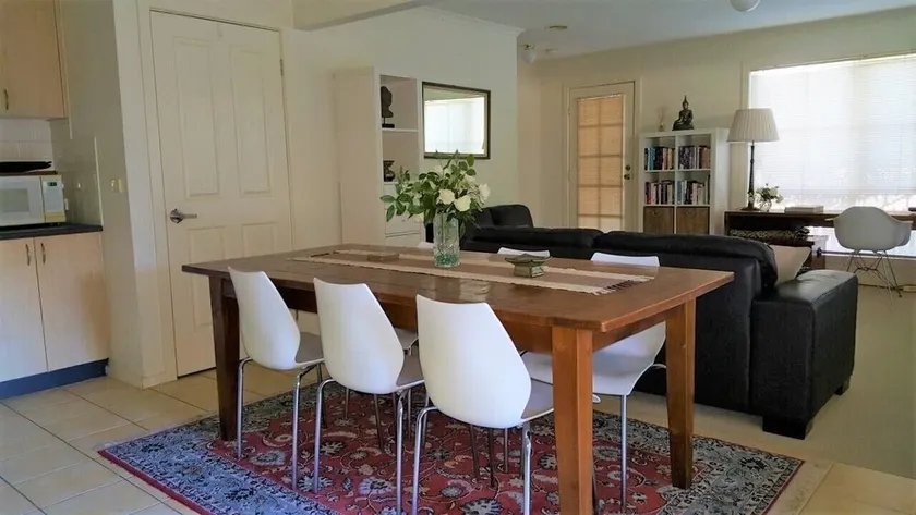 Central Geelong Townhouse / Long stays available - Image 1