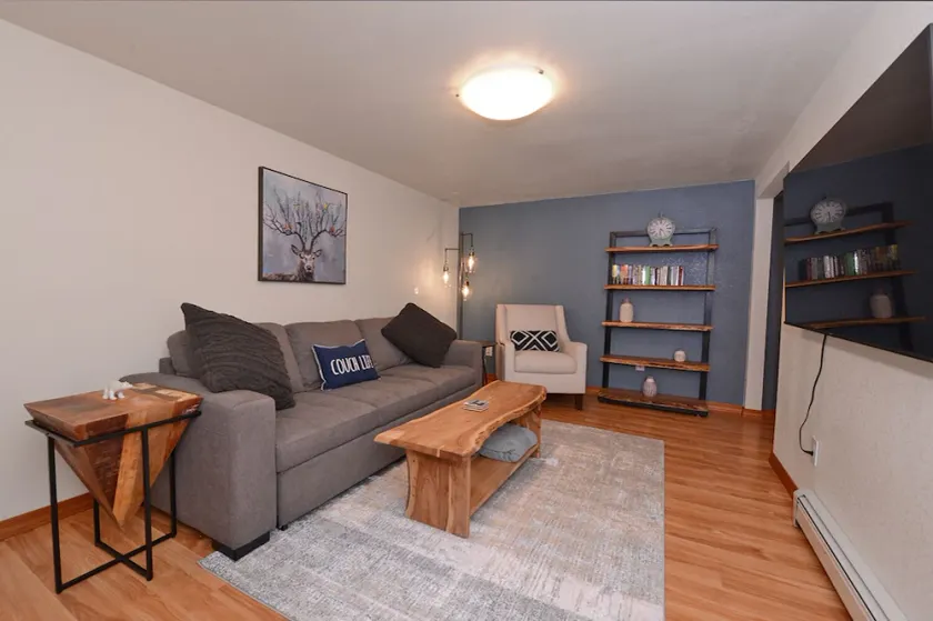 Cozy Caribou Corner in peaceful wooded area, close to airport, trails, Sleeps 7! - Image 1