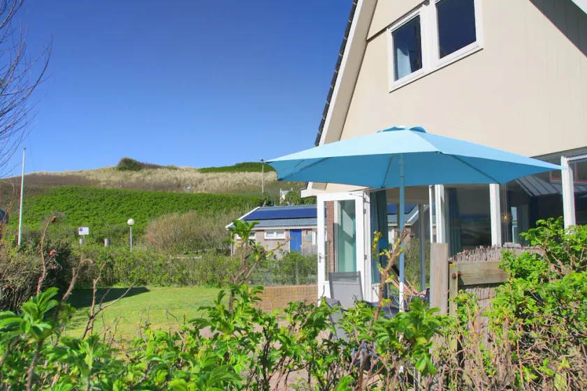 Vacation home for 7 people in a unique location at the foot of the dunes - Image 1
