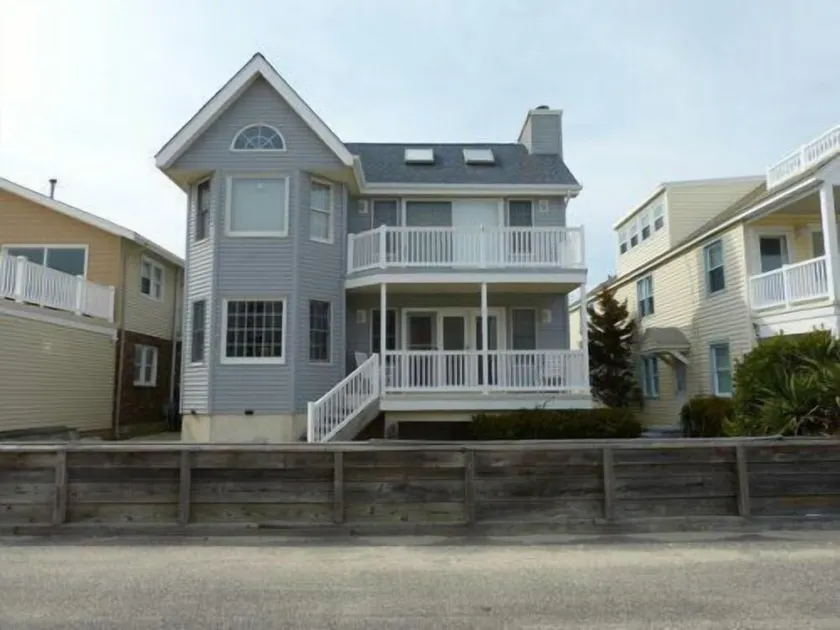 Just one property between you and the beach - Image 1
