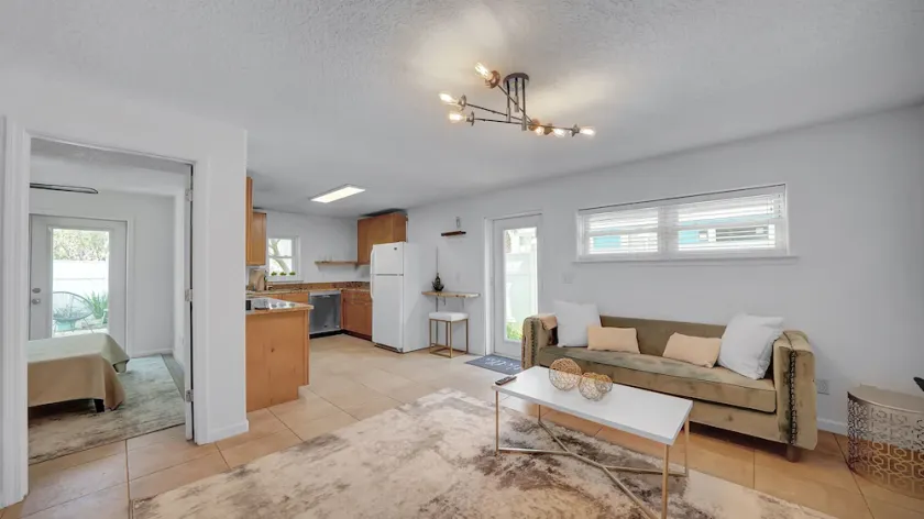 Oceanside 1st floor home, 1 block away from beach and 15 mins away from Mayo - Image 1