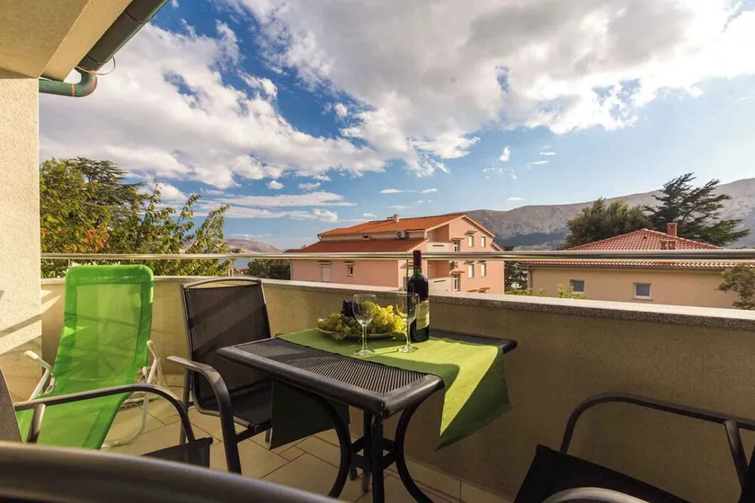 Holiday apartment with balcony and air conditioning - Image 1