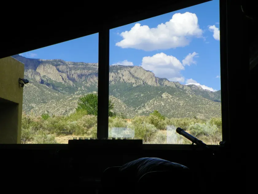 CASA SANDIA PEAK. Uhindret udsigt over bjergene / sporvogne. Serenity-Wildlife-Pets OK. - Image 1