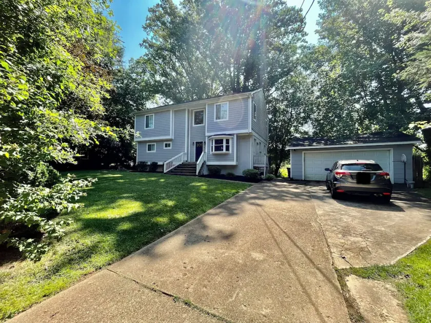 Huge home 15 min to DC 10 min to Tyson’s 4bed+den 3.5ba 2 car garage sleeps 10 - Image 1