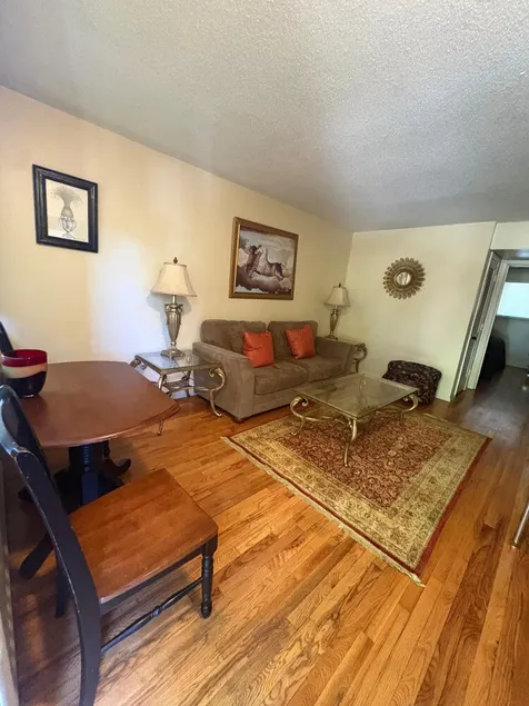 Charming Efficient 2nd Floor 2 Bedroom Apartment - Image 1