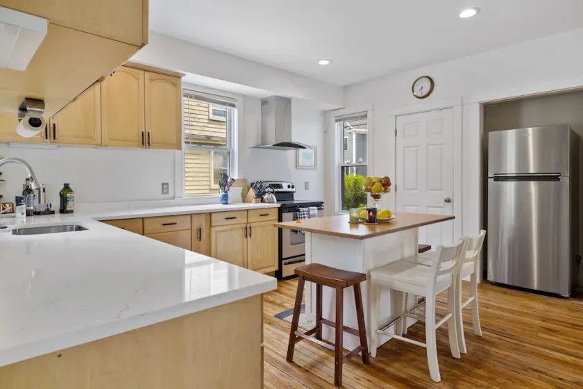 Amazing remodeled house that sleeps 11! Walk to downtown Portsmouth and park 8+  - Image 1