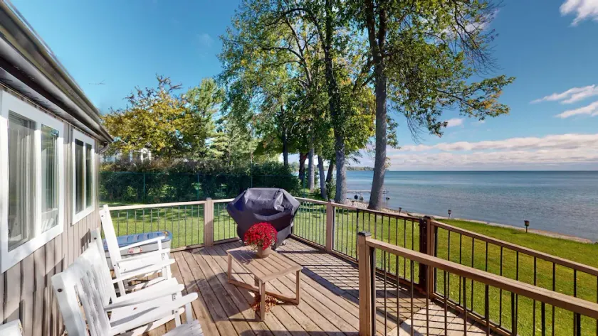 HART’S HAVEN  Lakefront Cottage in Waupoos. Close to The Sandbanks and wineries. - Image 1