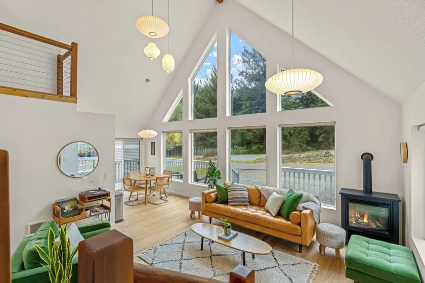 Mid-Century A-Frame chalet. Dog friendly. Only a half-mile stroll to the beach! - Image 1