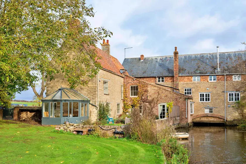 Finest Retreats - Islip Mill House - Beautiful Riverside Home - Image 1