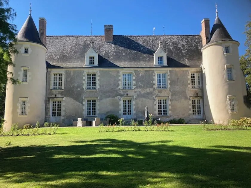Château des Archevêques avec parc dans un village - Image 1