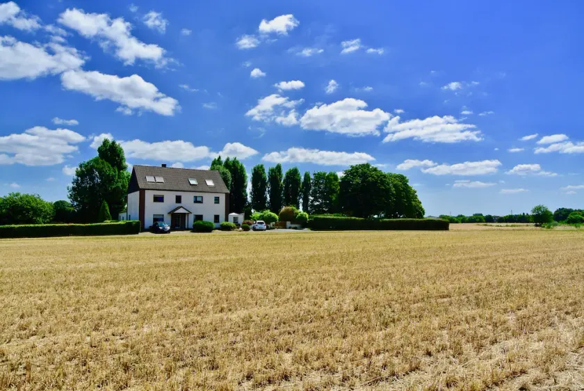 Idyllically located country house with terrace, parking and attention to detail - Image 1