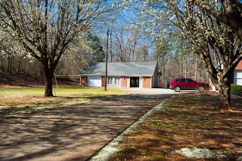 A Peaceful Hidden Treasure in Oxford GA - Image 1
