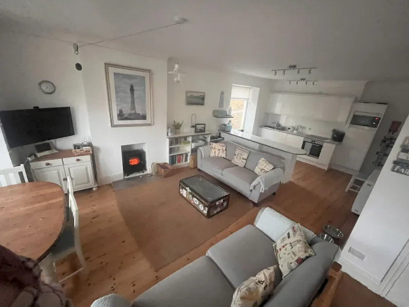 3 bed apartment in Hope Cove sleeps 6-7 with sea views only 50 yards from beach - Image 1
