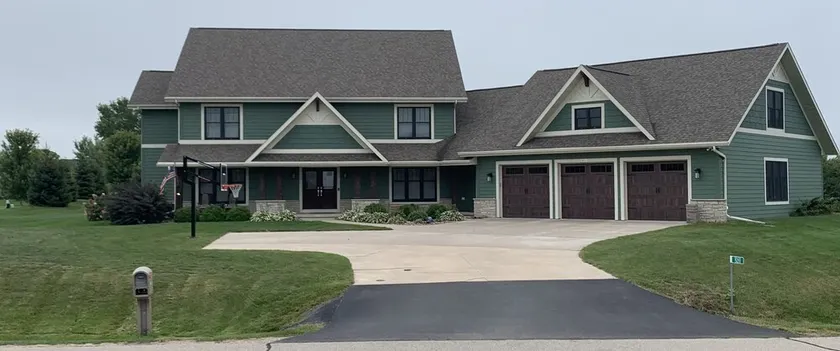 Perfect EAA Rental for a large group less than 10 miles from EAA! - Image 1