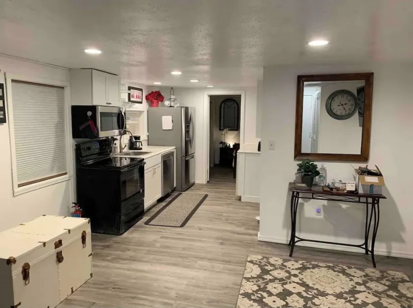 Cozy 1BR Cottage Near Lake, Trails & City Access - Image 1