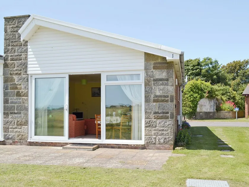 2 bedroom accommodation in Freshwater - Image 1