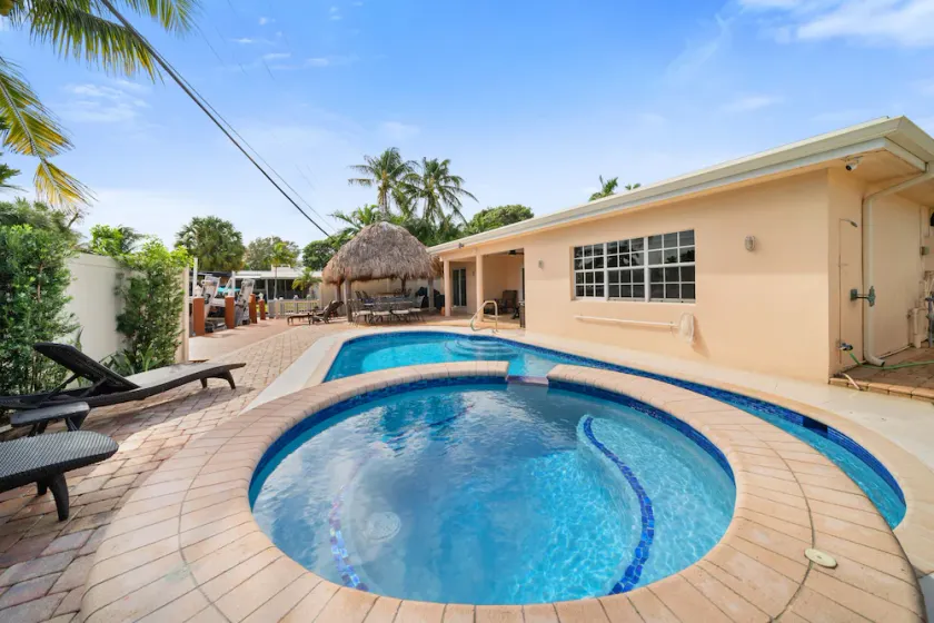 Luxury Water Front, Heated Pool & Jacuzzi, 5br  - Image 1