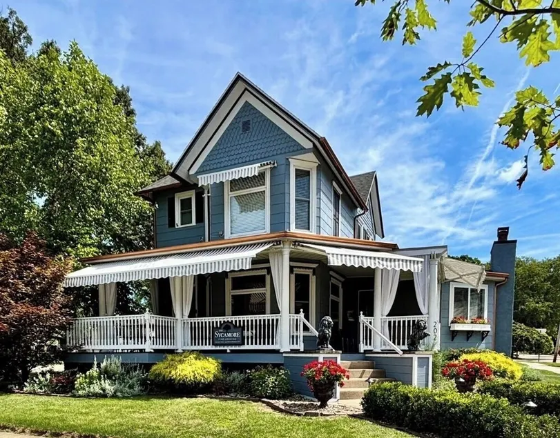 Sycamore Guesthouse, Sleeps 14+, Steps to Journeyman Distillery! - Image 1
