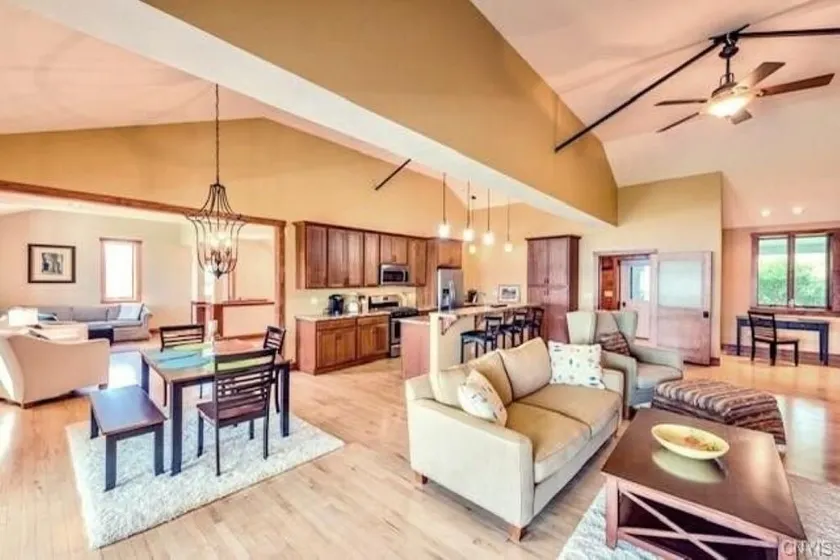 Large Lakefront Vineyard Home with Hot Tub - Image 1