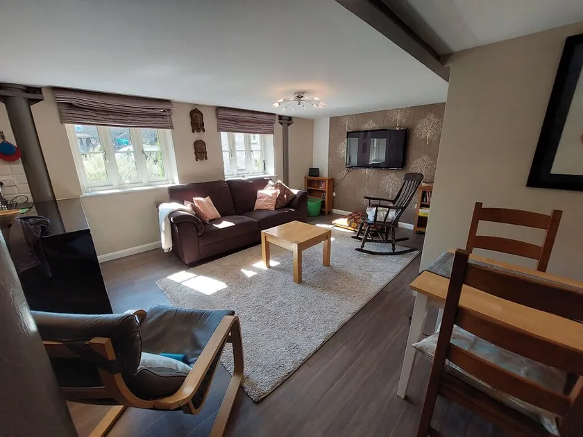 Former showhome with indoor pool & gym - Image 1