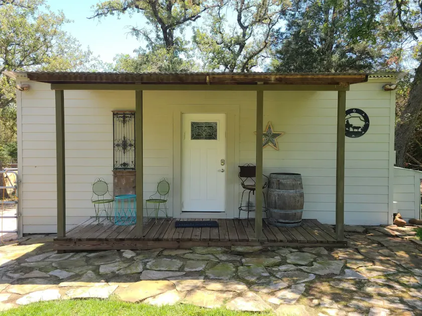 Rustic studio country cabin w/shared pool, firepit, & outdoor kitchen - Image 1