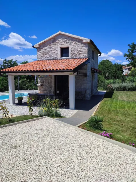 Romantic and cozy stone house, peaceful and relaxing landscape - Image 1