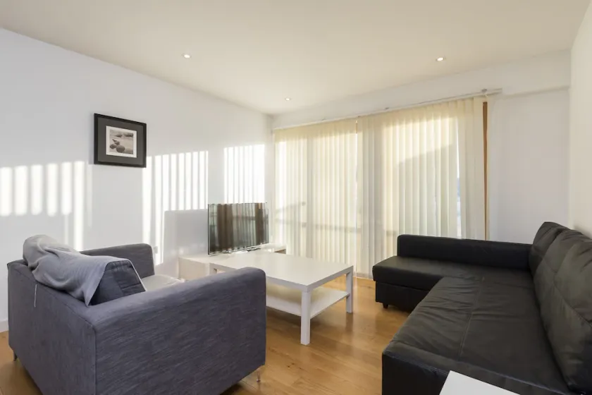 Stunning 2 bed | 2 bathroom apartment moments from East Croydon station - Image 1