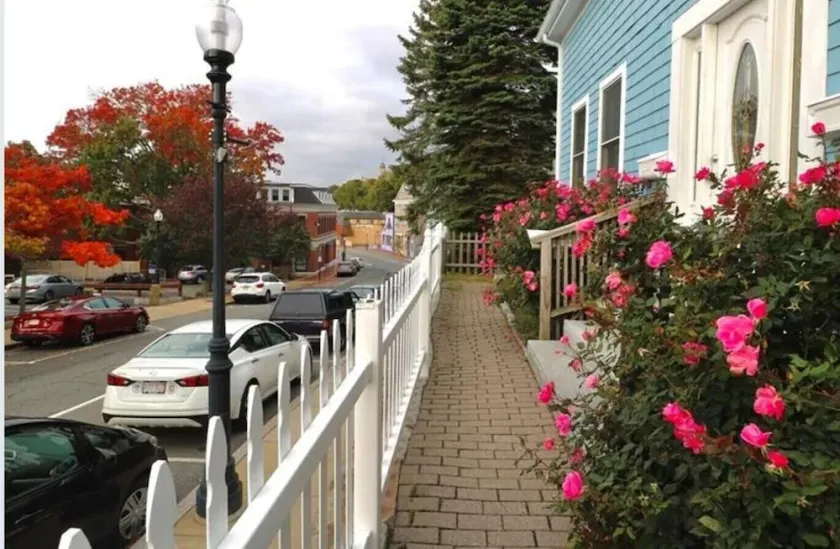 Single Level Home - Steps to Downtown Gloucester & A/C throughout  - Image 1