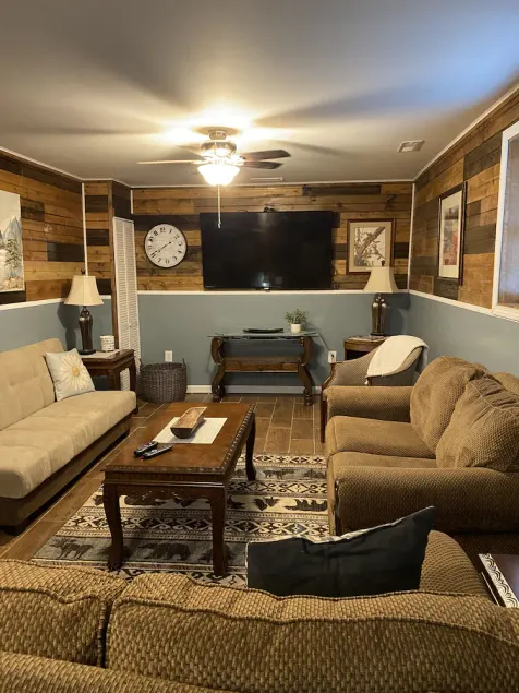 Creekside Retreat, 3 bedroom, Large parking, Picnic area. Across from Trail 14 - Image 1