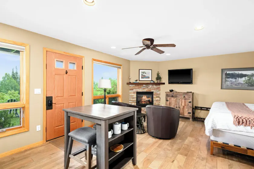 Suite with lake views next to golf course, hiking and winery! Pet friendly. - Image 1