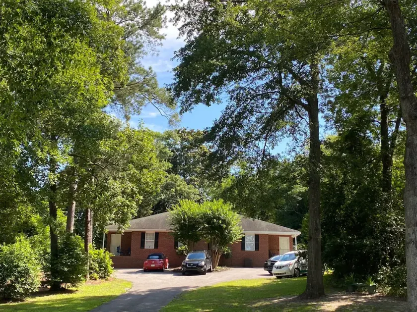Charming 3 Bedroom / 2 Bath duplex ( Completely Furnished + utilities ). - Image 1