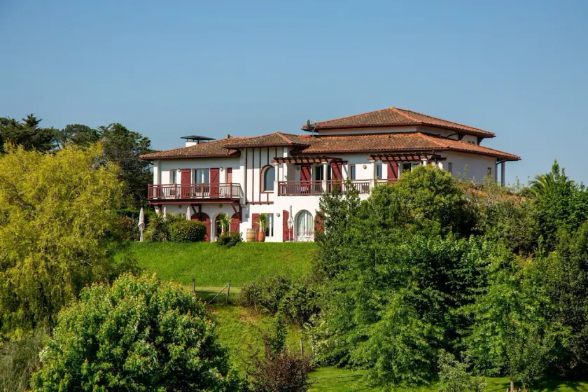 Villa Arguibel in Guethary: 5 Bedrooms, Garden, Mountain View, 1,600 Meters from the Beach - Image 1