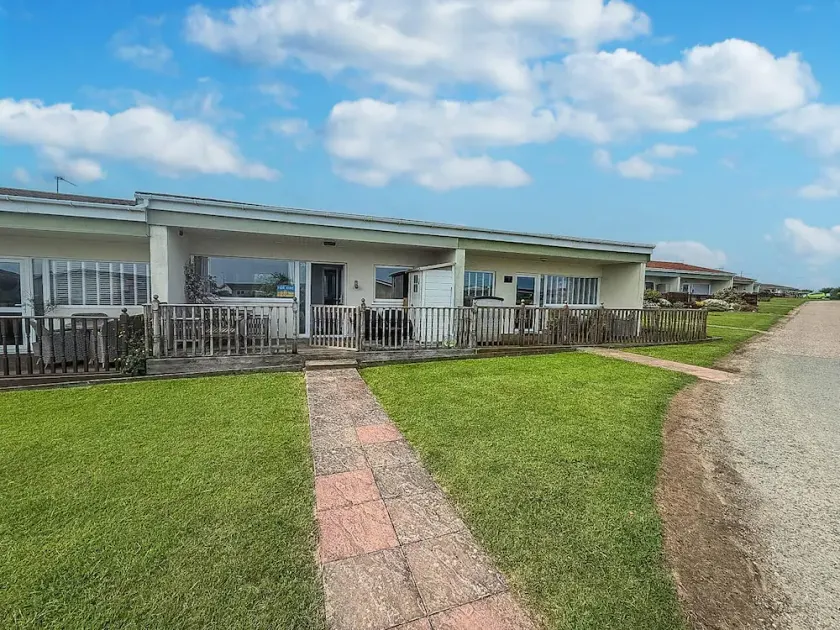 Chalet For Hire At Rainbows End Near A Beautiful Norfolk Beach Ref 31039R - Image 1