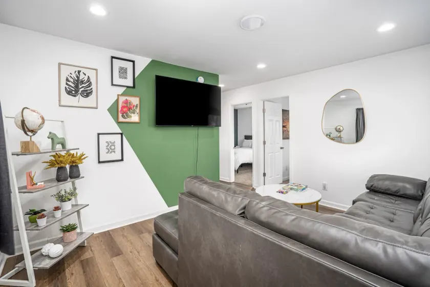 Centrally Located 3BD Urban Oasis - Image 1