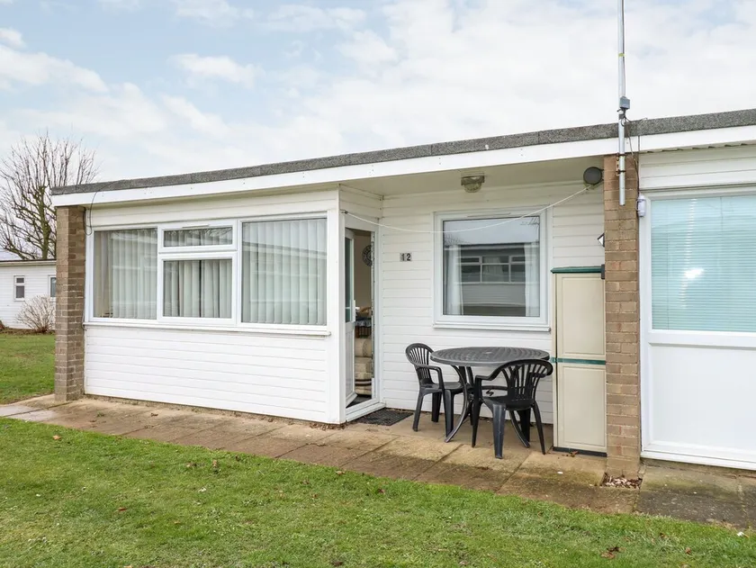 CHALET 12, family friendly, character holiday cottage in Hemsby - Image 1