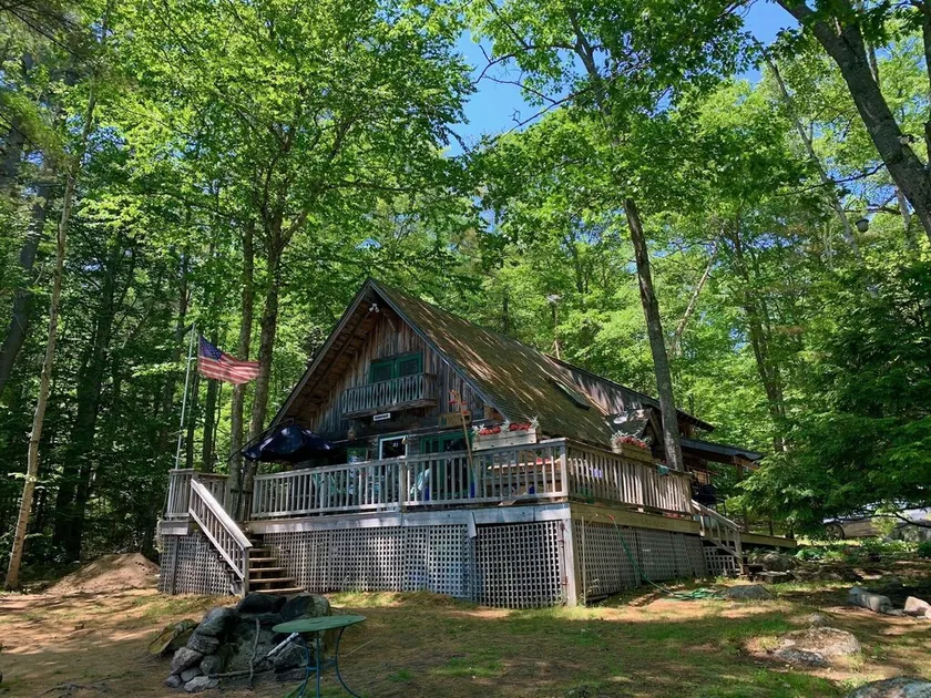 Spektakulära Private Lakefront Cabin omgiven av berg och skog - Image 1